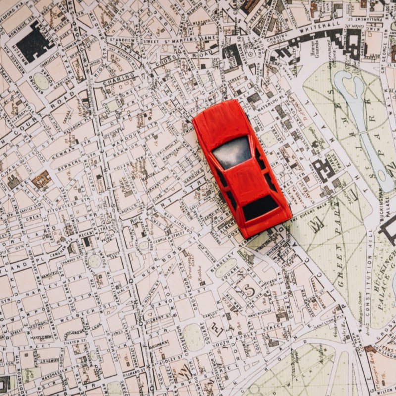 Automobilių sekimo privalumai: kodėl kiekvienai transporto priemonei jos reikia
